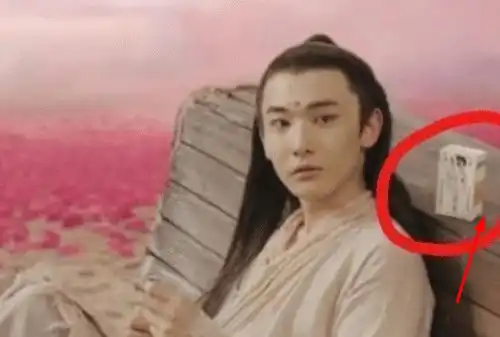 不怕穿帮镜头很明显,就怕穿帮太搞笑了,图3够我笑一天
