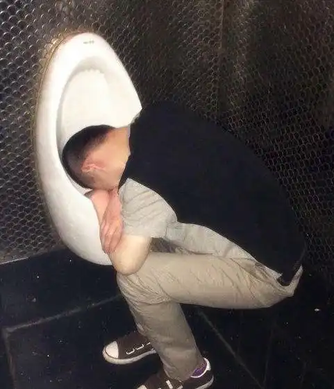 搞笑图片姑娘们在车厢连接处忍一宿,天亮就能到家了
