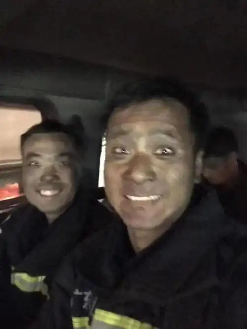 最美烟熏妆中山消防员火场救人后,这组照片让人好笑又心疼
