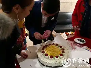 张国立梦工厂后台庆生郭德纲穿红衣馋嘴盯蛋糕
