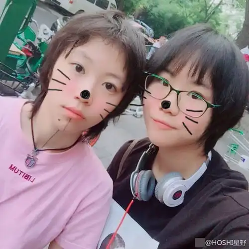 好姐姐窦靖童陪妹妹过15岁生日搞怪自拍停不下来
