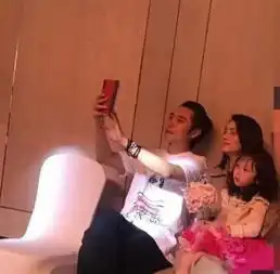 张丹峰洪欣同框,两人参加亲友婚宴,洪欣气质出众笑靥如花
