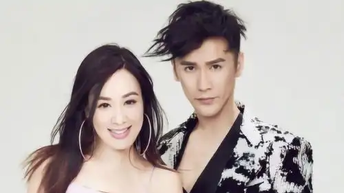 张伦硕晒全家福庆祝生日一家人吃蛋糕嘴唇染黑超搞怪
