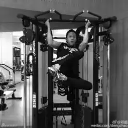 邓超晒健身照秀肌肉张腿搞怪露纹身
