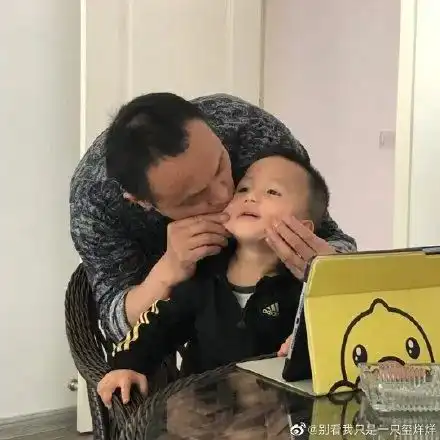 手机里爸妈的搞笑照片,父母有时候也是个孩子好幼稚的感觉啊
