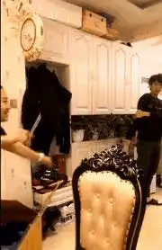 搞笑gif趣图女生在餐厅被帅哥搭讪,以为爱情降临,结果
