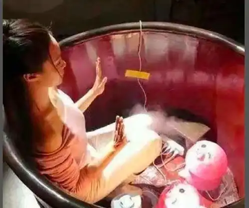 为啥拍戏只拍上半身当看到拍摄花絮后,原谅我不厚道地笑了
