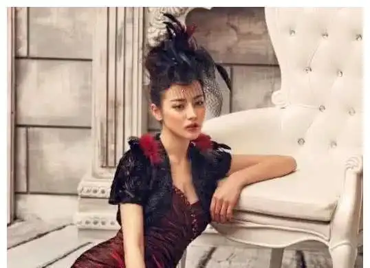 再大的咖位,也有雷人的时候,不信你看看杨幂热巴当年的照片
