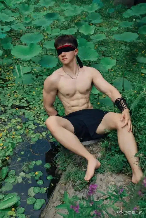 破碎的衣服,挡不住帅哥的八块腹肌
