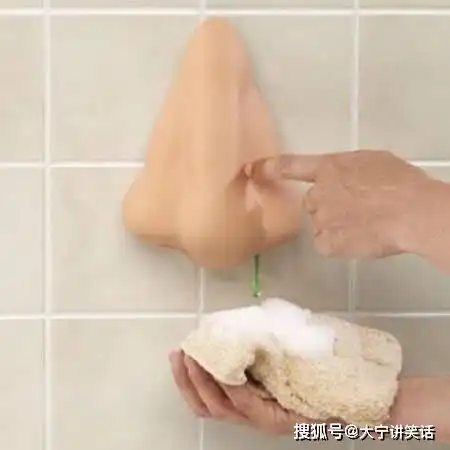 搞笑gif宿舍去打水的你总是那么热心
