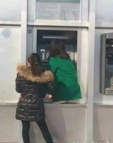 搞笑图片幽默段子笑话妹子,你取钱没必要爬到取款机上去吧
