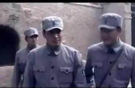 妹子就别装腔作势了,你镜片上的折射已经让我们全看明白了
