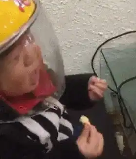 爆笑gif趣图你可长点心吧,人家男朋友在旁边呢
