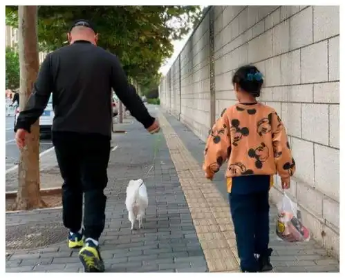 小岳岳身穿潮服,在路边学舞蹈,同手同脚也太搞笑了
