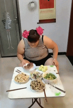 搞笑趣图姑娘,胖成这样了还吃呢
