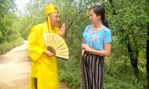 算命先生给美女算命,谁知美女说她也会算,俩人的对话太有趣了
