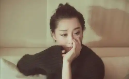 52岁许晴魅力不减,引多位大佬折腰,如今为何却不敢露面
