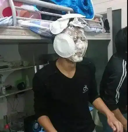 搞笑gif动图它选择用这种极端的方式,结束了自己年轻的生命
