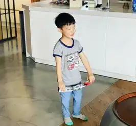 范玮琪晒双胞胎儿子萌照,称翔翔爱耍帅,飞飞是谐星叫妈妈范姐
