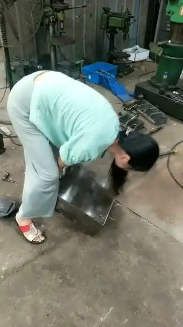 工厂上班的妹子,一人就能搬动石头,真是个汉子
