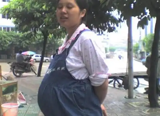 我怀孕反应大婆婆来照顾,偶然一次早下班,回家后我把桌子掀了
