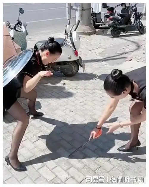 女店员擅离职守,在路边扮成乌龟的模样搞笑一点才能吸引顾客
