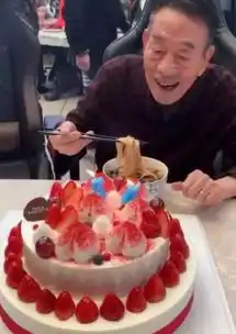 杨少华迎来88岁生日,郭德纲送蛋糕祝福,当大家看蛋糕不淡定了
