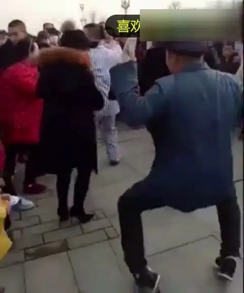高手果然在民间乡下老农广场尬舞围观群众都不淡定了
