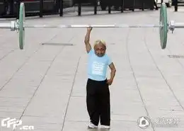世上最小健美运动员发起搞笑奥运会
