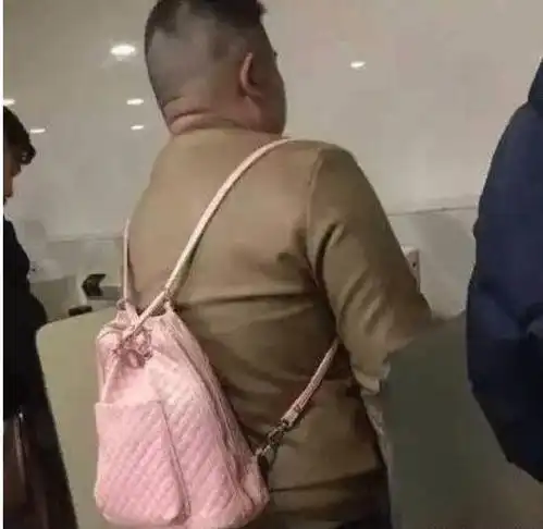 搞笑gif段子幸好丈母娘来了,救了我一命
