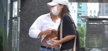 偶遇帅哥邀请在腹肌上签名,女生会上手吗网友反应好可爱啊
