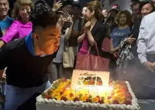 陈奕迅庆41岁生日吹蜡烛表情夸张搞笑图
