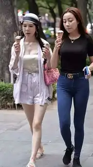 搞笑gif趣图妹子一脸深意的笑
