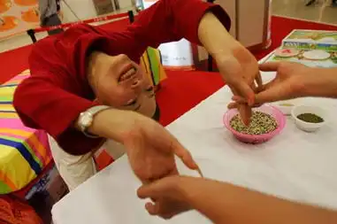 商场搞真爱无眠活动众情侣42小时不睡觉做游戏
