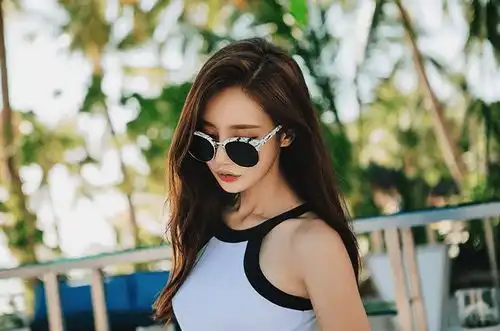 美女孙允珠妩媚比基尼,大长腿的既视感,这搭配就是海边一道风景
