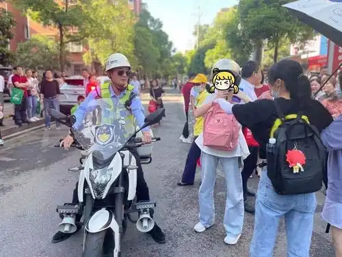 你奋笔疾书答人生考卷我执勤站岗护高考平安
