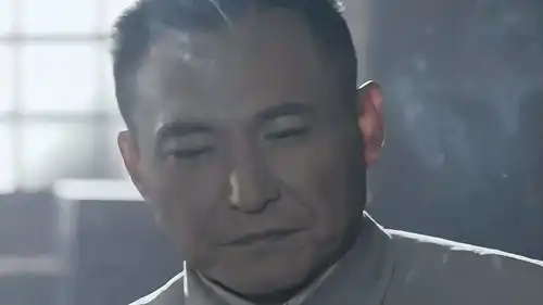大将陈赓开会搞小动作,居然偷拿小平同志的香烟,太可爱了军旅战争

