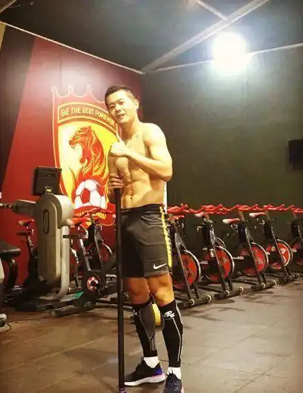 国足真不是白斩鸡恒大老将晒肌肉正名,这身材在国足能排第几
