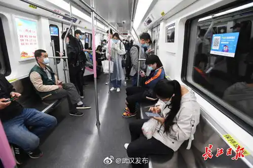 上班族乘地铁,宁站不挤坐

