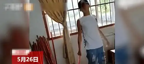 碰到我你就死定了广西一学生上课讲话被老师批评,当场踹翻课桌辱骂老师
