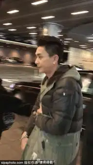 组图看不懂的时尚黄宗泽一身乞丐装配大红皮鞋出入酒店
