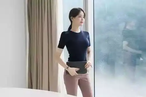 搞笑gif趣图老师你的舞跳的不错,就是别影响到同学了
