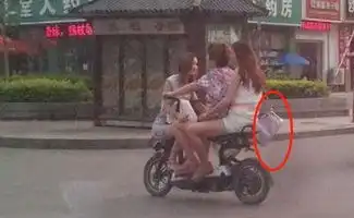 妹子,你穿的鞋子好奇葩啊,走路就不嫌搁脚的嘛,真让人不淡定
