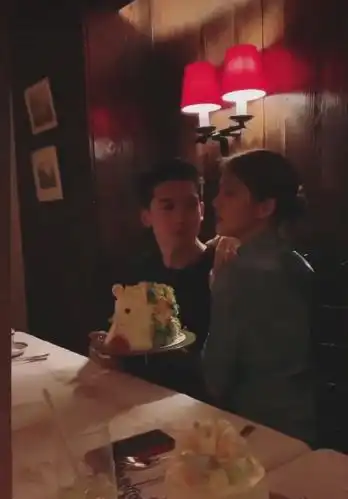 吴千语获阿sa关智斌等好友连番庆生生日蛋糕也收了十几个
