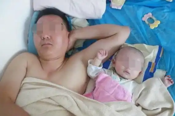 这八张图片生动的表明,父亲和孩子一起睡觉太搞笑,皱纹都增加了

