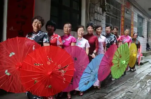 昨天,湖口老街这里热闹非凡,几十位出嫁女盛装回来带你走进现场
