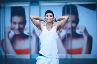 朱晓辉街头大片来袭笑容明朗秀健美腹肌
