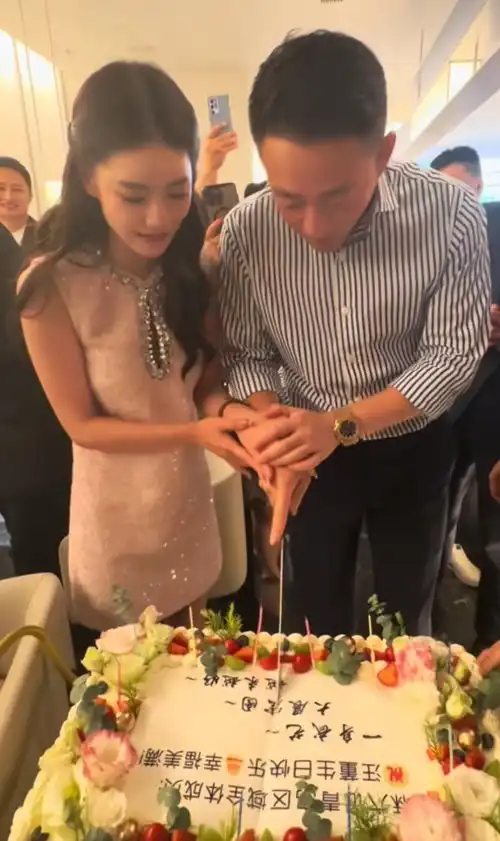 汪小菲43岁生日,马筱梅喂婆婆吃蛋糕,刻意撮合母子俩互动情商超高
