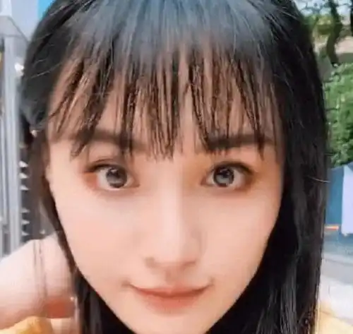 街头自拍的郑爽被网友偶遇,失去修图美颜后,暴露28岁真实颜值
