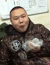 这把人冻成面瘫的天气里小岳岳新晋表情包上线
